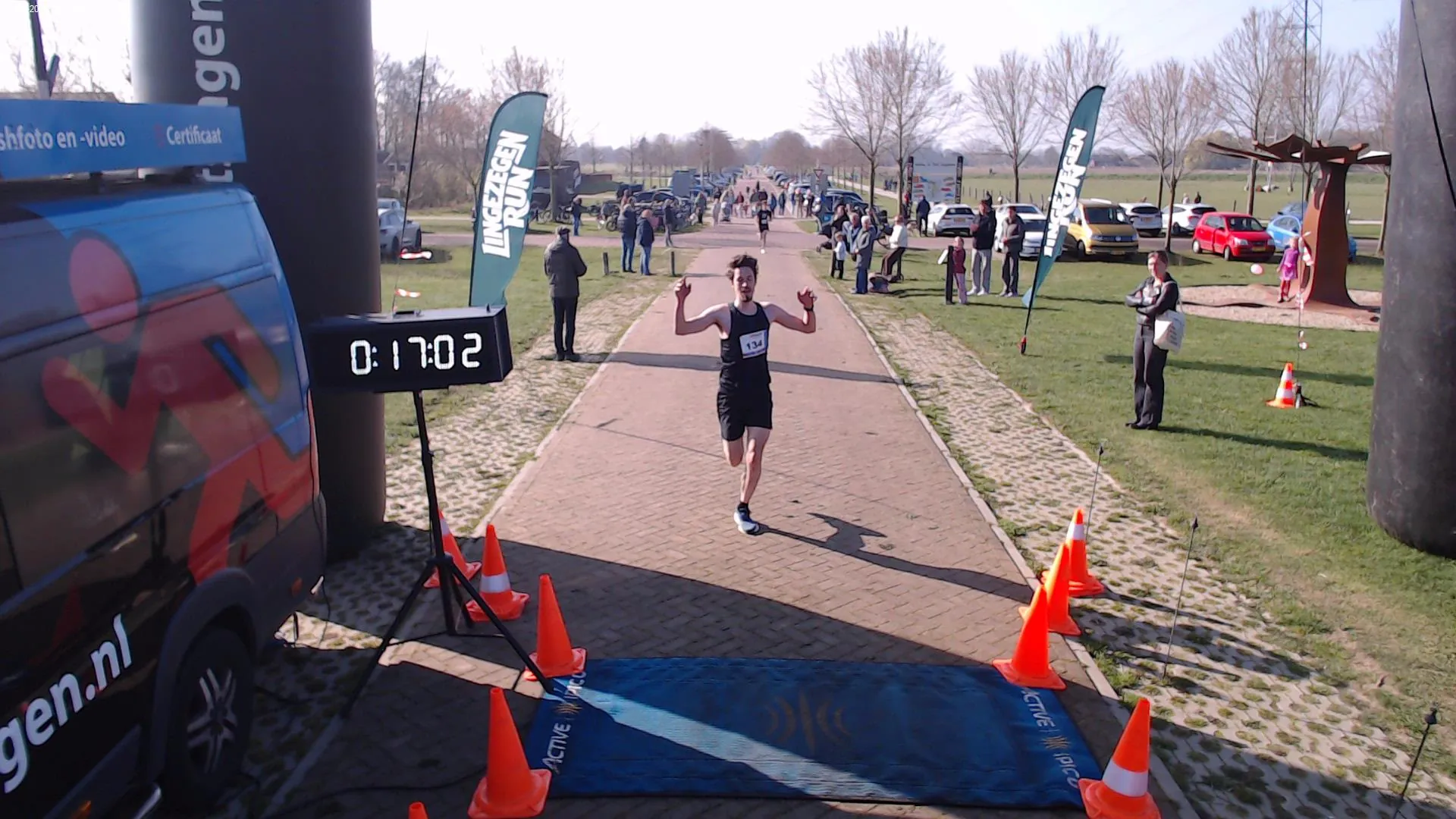 Finishfoto van een loper bij de finish