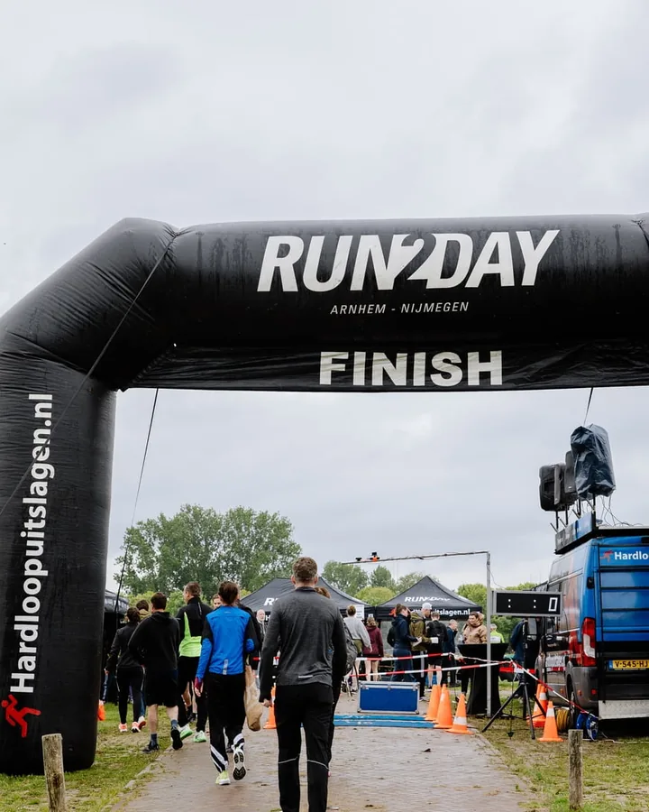 Finishboog met lopers en uitloopruimte richting het finishgebied