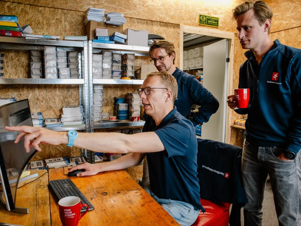 Team van Hardloopuitslagen.nl analyseert evenementdata op een scherm
