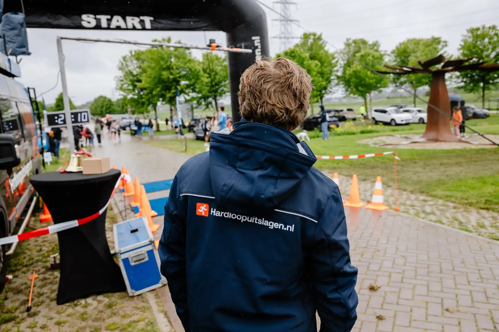 Hardloopuitslagen.nl op locatie bij de start van een hardloopevenement