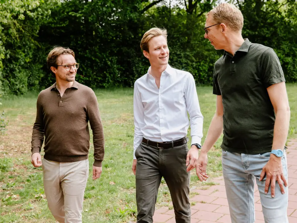 Team van Hardloopuitslagen.nl bespreekt de organisatie op locatie