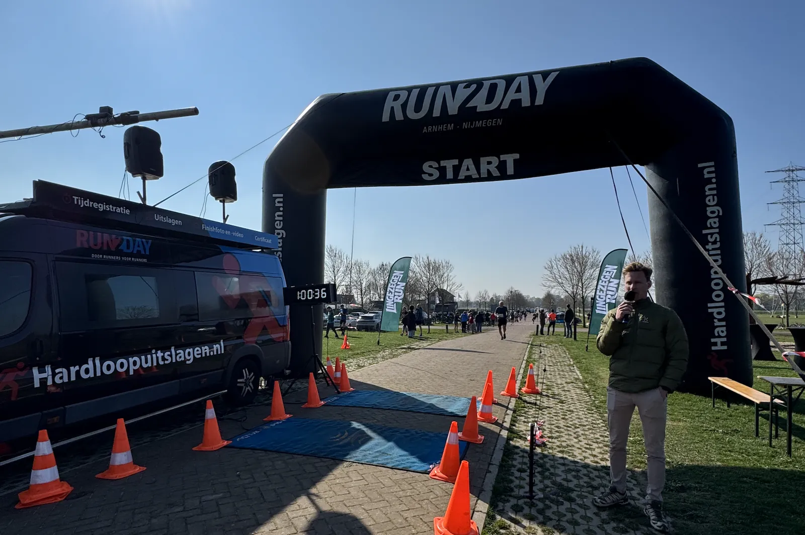 Startopstelling met startboog en dranghekken op de openbare weg