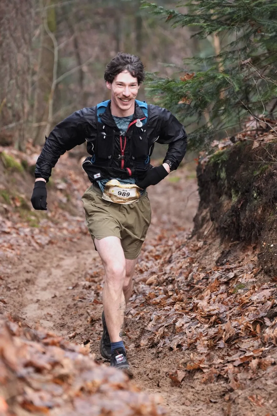 Deelnemers met startnummers in actie bij een trailrun