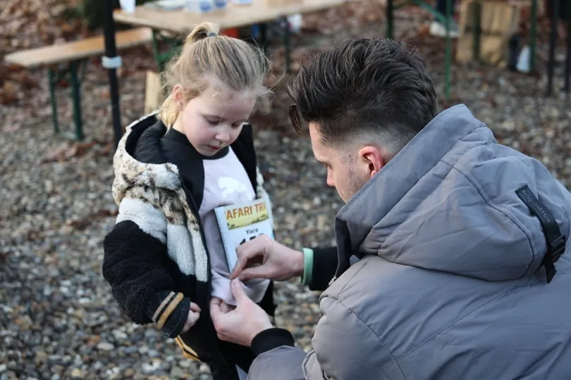Groep deelnemers met gepersonaliseerde startnummers