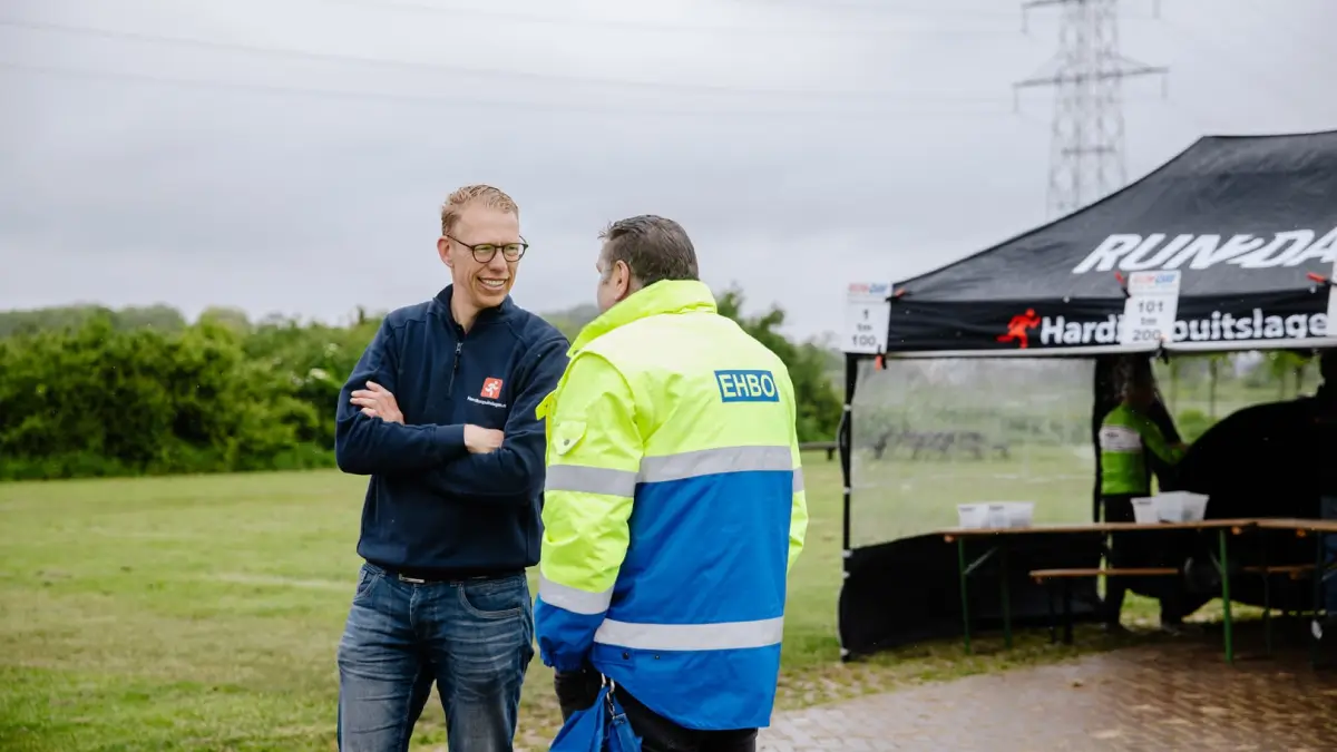 Organisatie en EHBO stemmen de veiligheid af bij een hardloopevenement