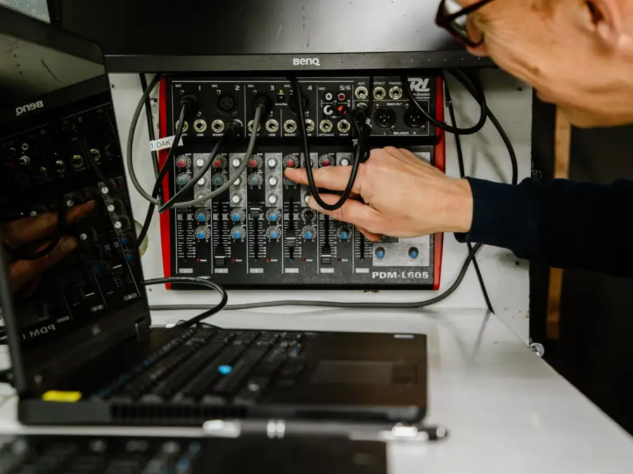 Bekabeling en audioapparatuur op locatie