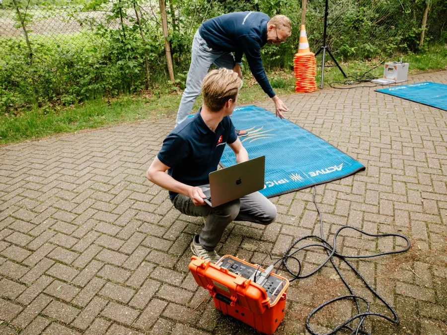 MacBook en timingapparatuur bij de tijdwaarnemingsmat