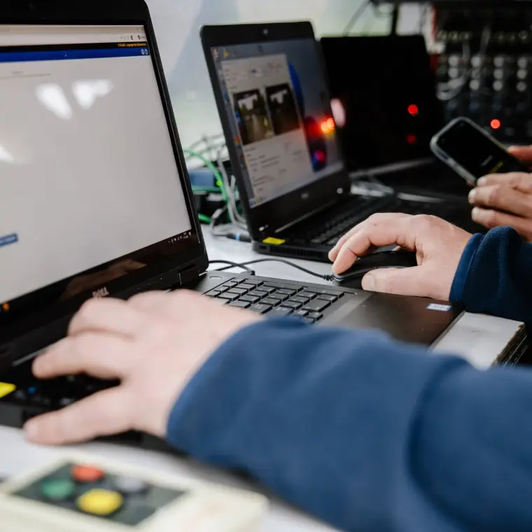 Laptop met evenementdata en uitslagen tijdens een hardloopevenement